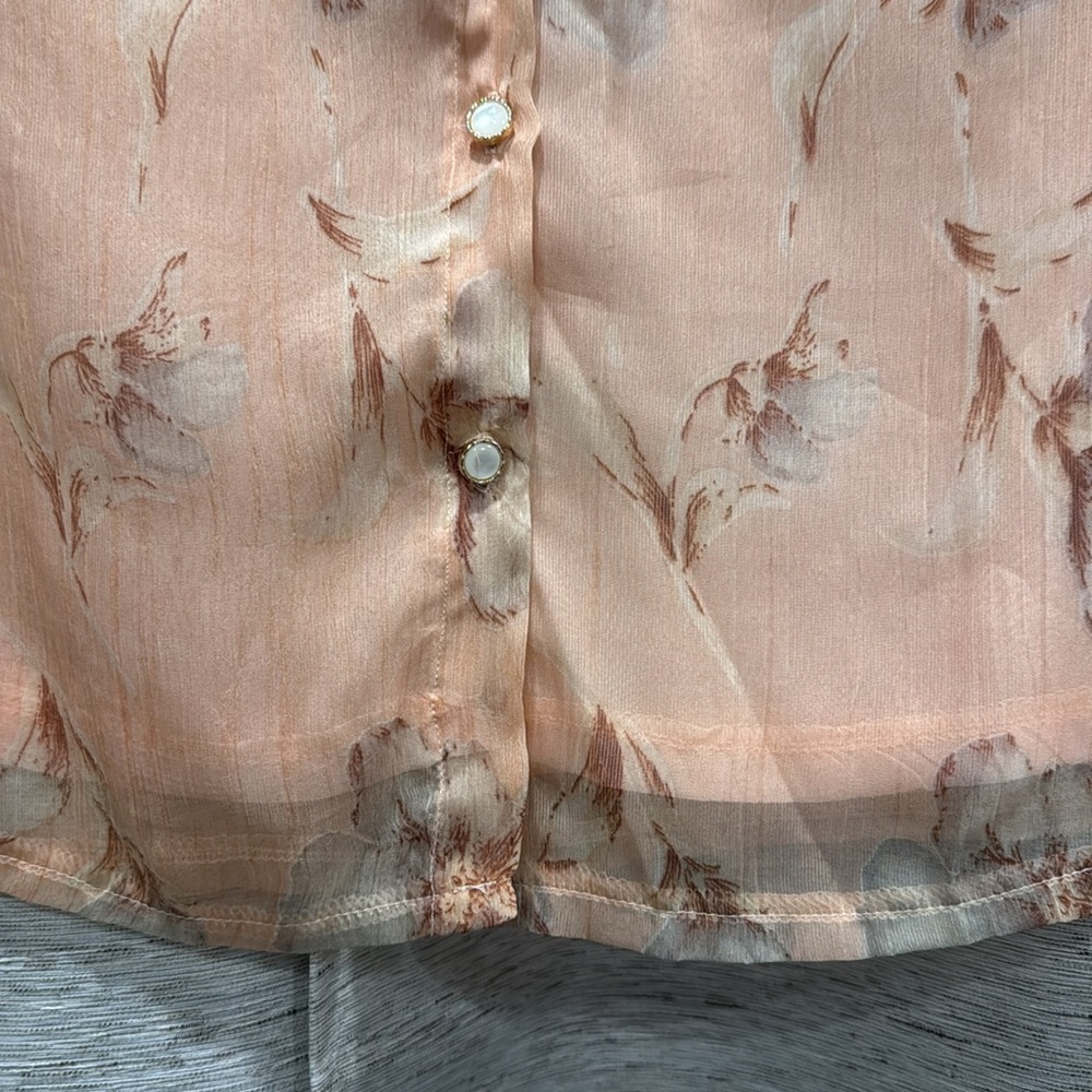 🚨2/$10🚨Feminine floral top - Picture 3 of 9